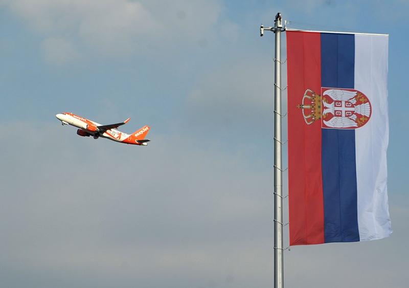 na aerodromu nikola tesla podignuta najveca zastava srbije